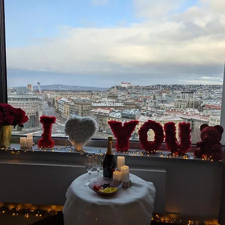 Sunset - Stunning Views & Romantic Experience Option شقة براتسيلافا