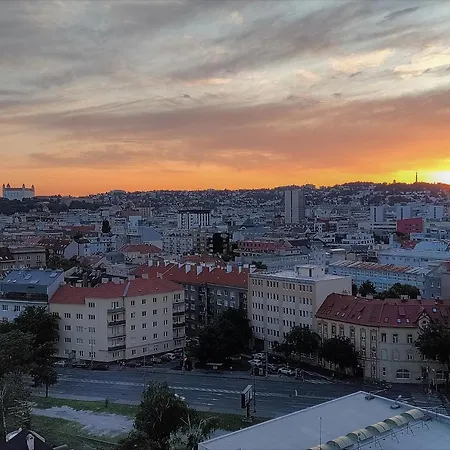 Sunset - Stunning Views & Romantic Experience Option * Pozsony